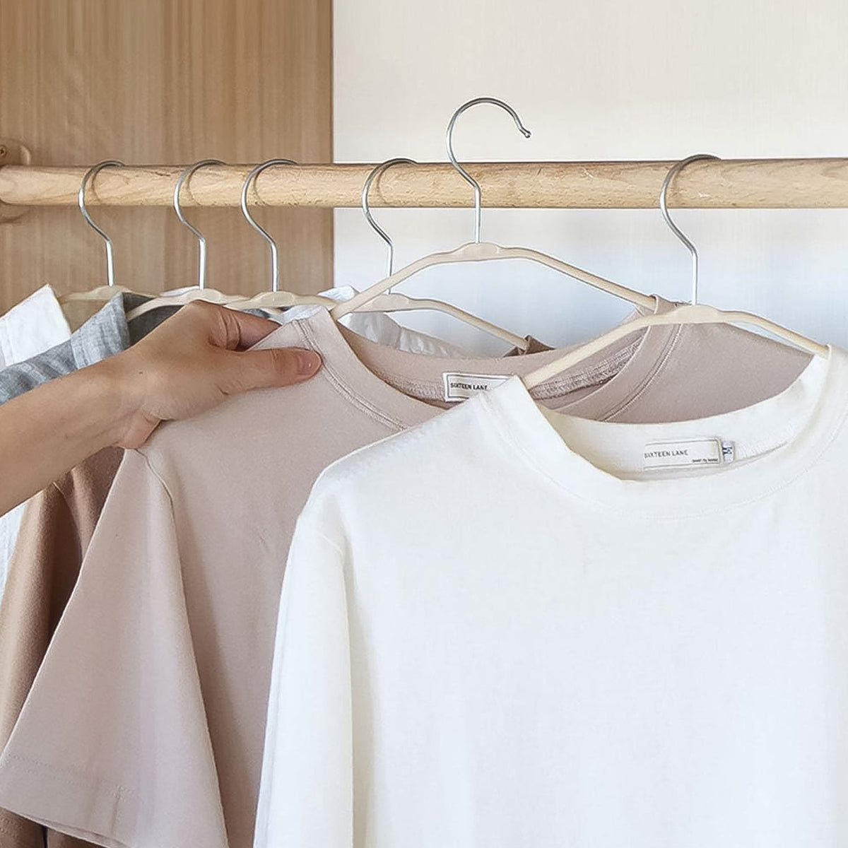 Space-Saving Cloth Hanger – Durable PP & Steel Hook – detail view