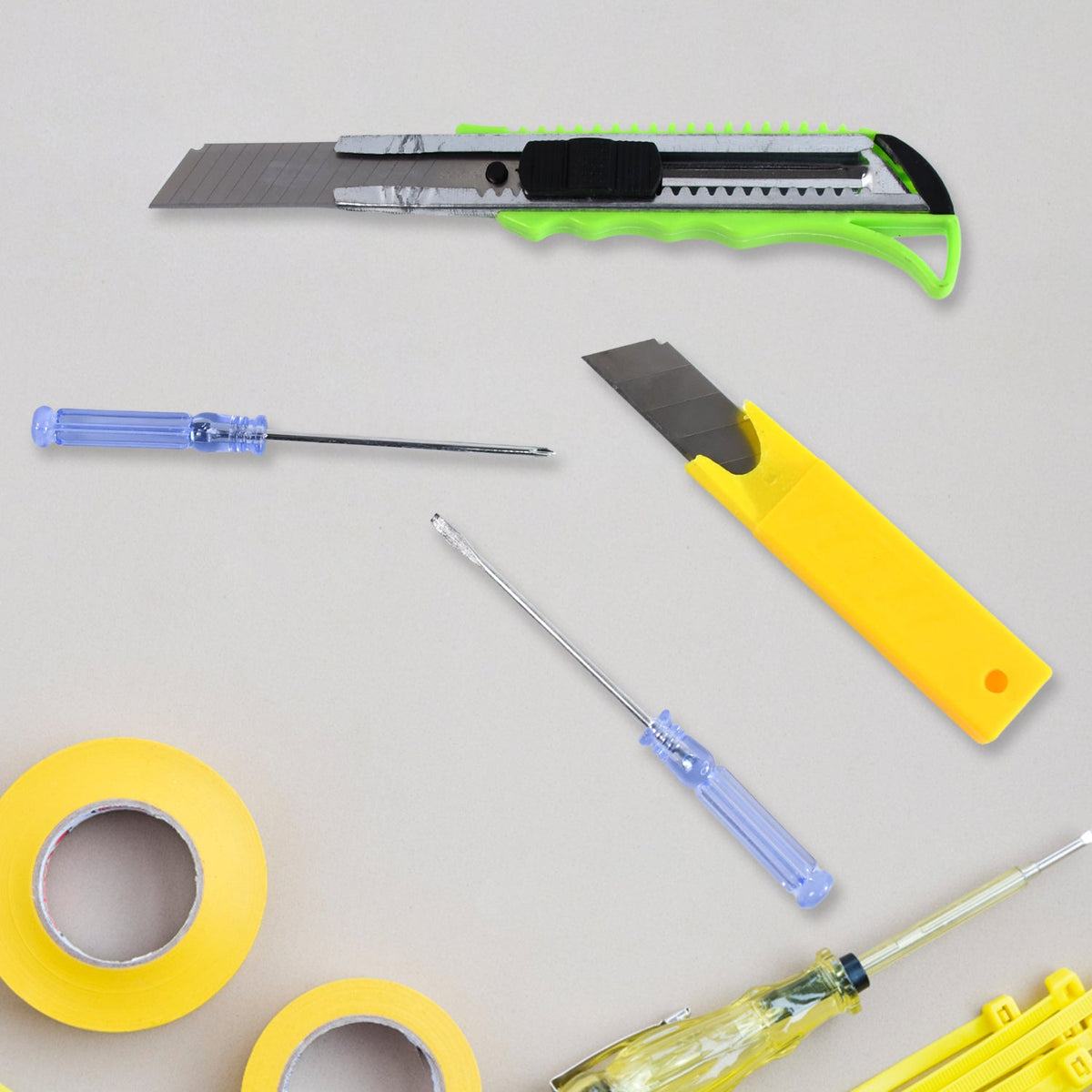 Heavy Duty Cutter Knife with 2 Screwdrivers – Safe – close-up