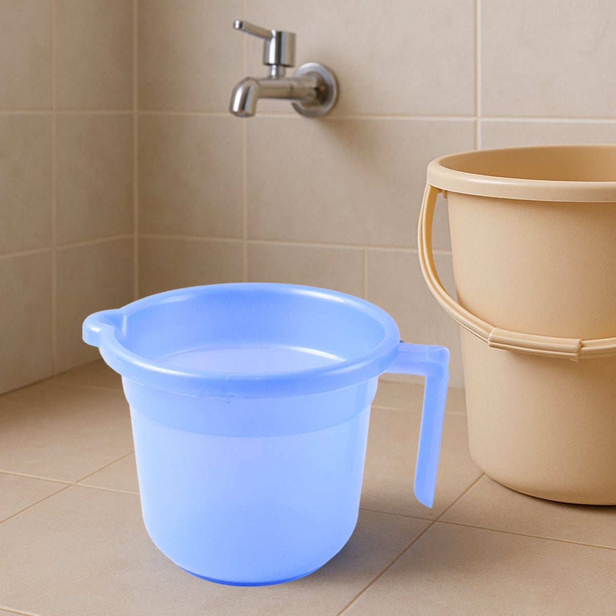 Unbreakable Plastic Bath Mug 1000ML with Ergonomic Handle – close-up