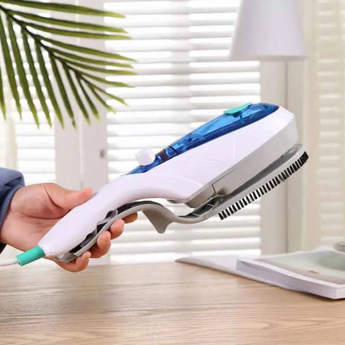 Portable Garment Steamer – Handheld & Travel-Friendly – detail view
