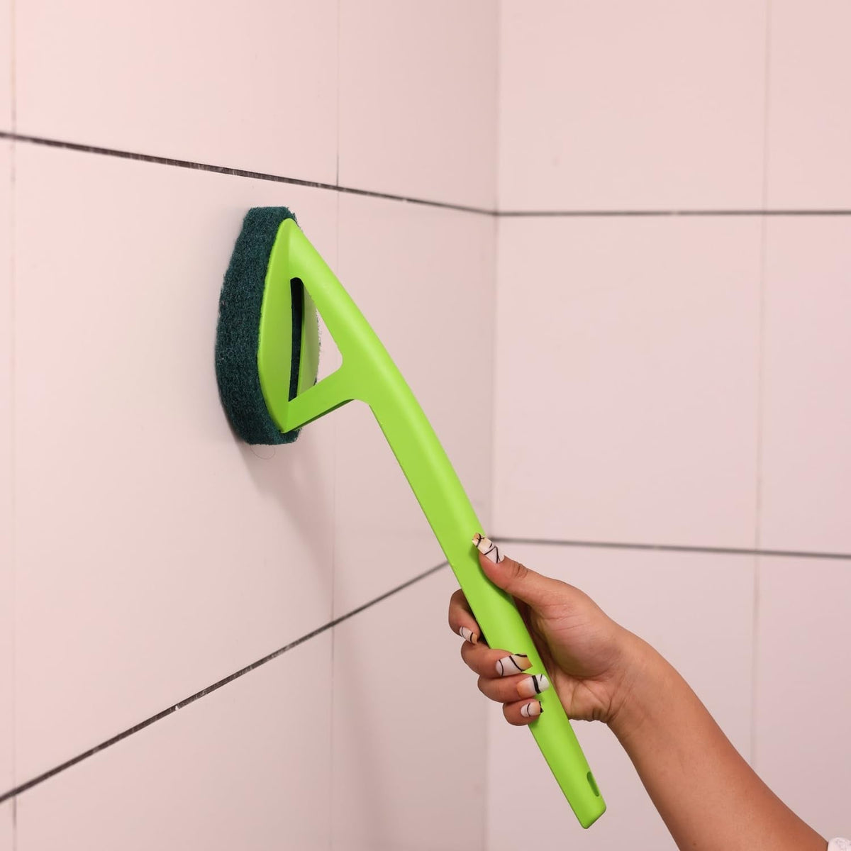 Long Handle Scrubber – Triangular Sponge Pad – close-up