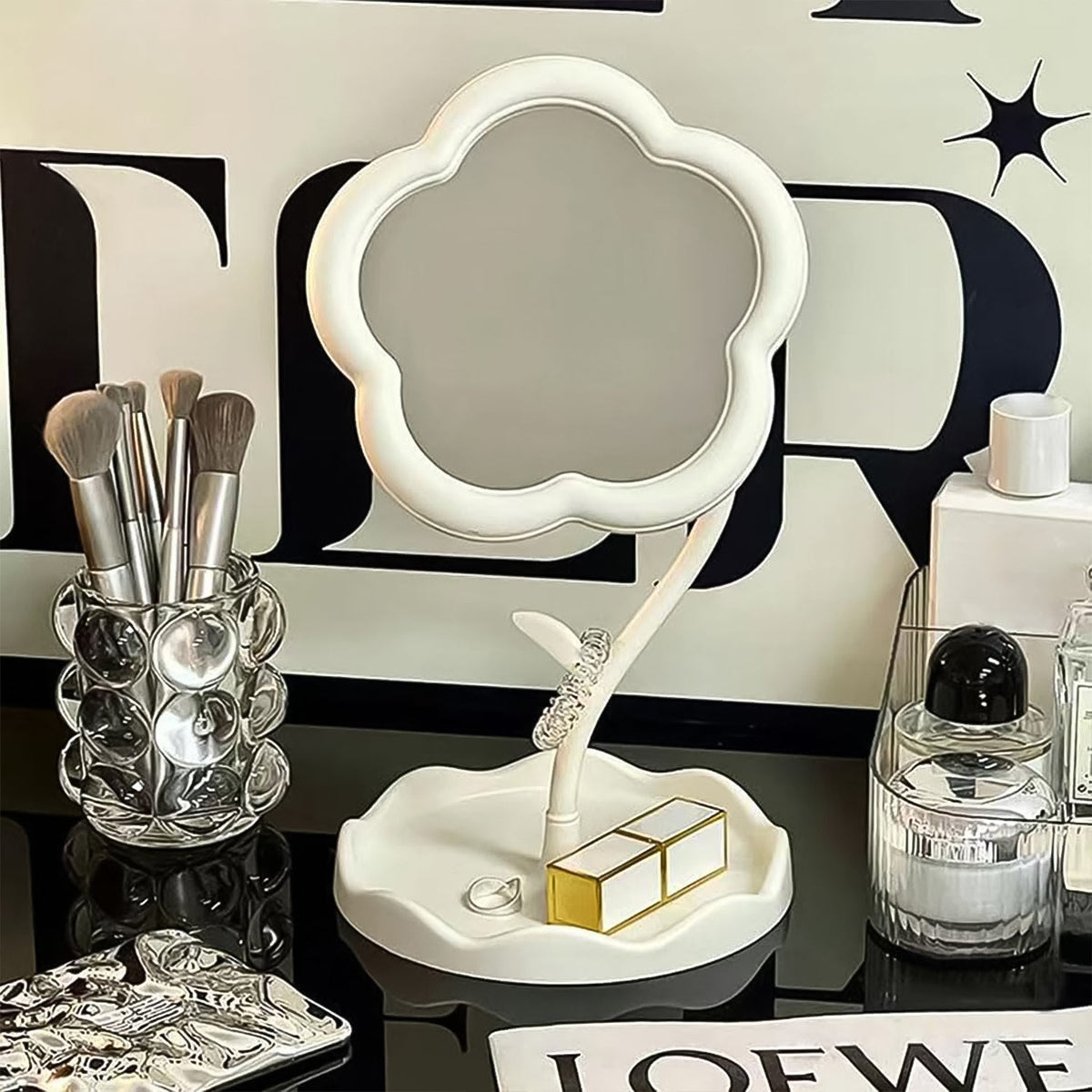 Flower-Shaped Makeup Mirror – Rotatable Vanity Mirror – close-up
