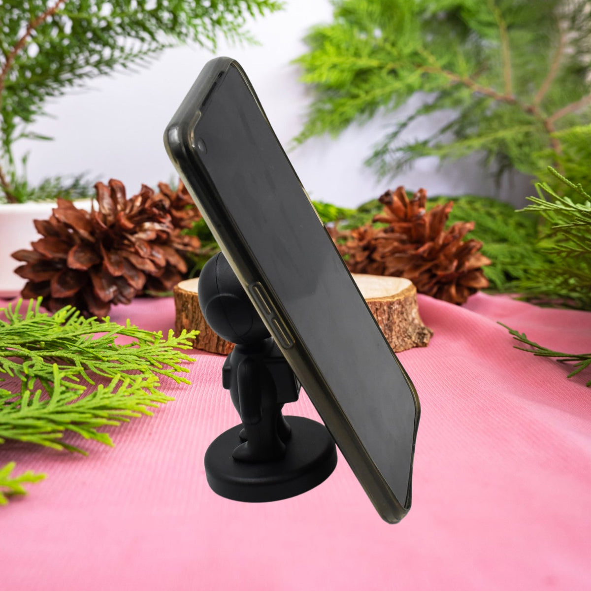 Cartoon Astronaut Magnetic Phone Holder – 360° Rotating Car