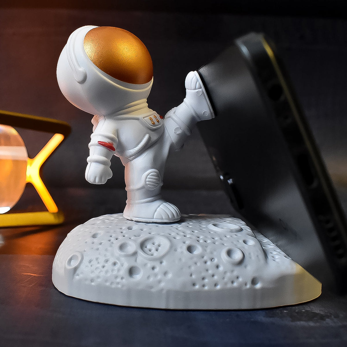 Astronaut Phone Holder – 3D Spaceman Design, Resin – close-up