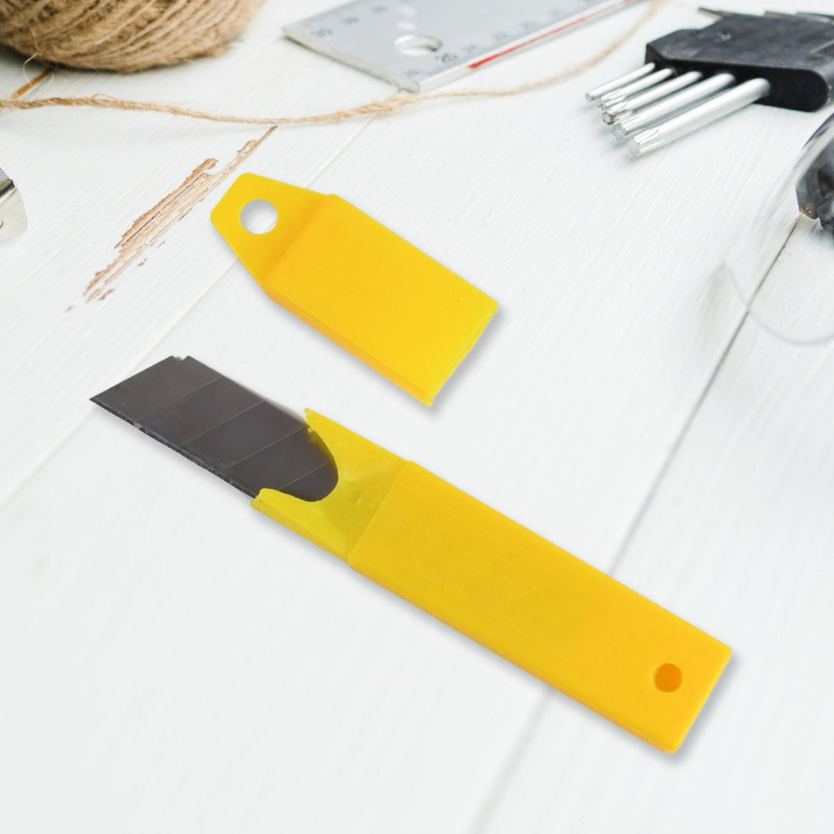 Heavy Duty Cutter Knife with 2 Screwdrivers – Safe – detail view