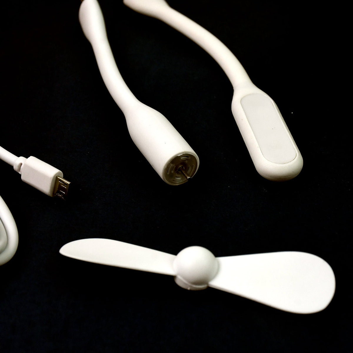 Portable USB Fan set – Mini Fan, LED Light & Cable – detail view