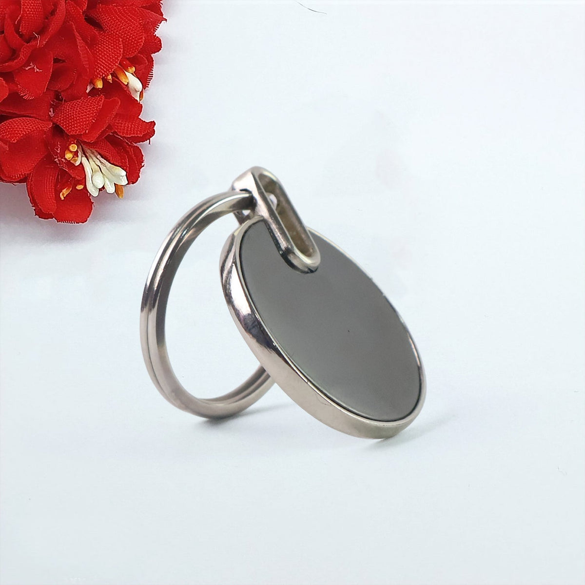 Black Round Metal Keychain – Durable Minimalist Key – detail view