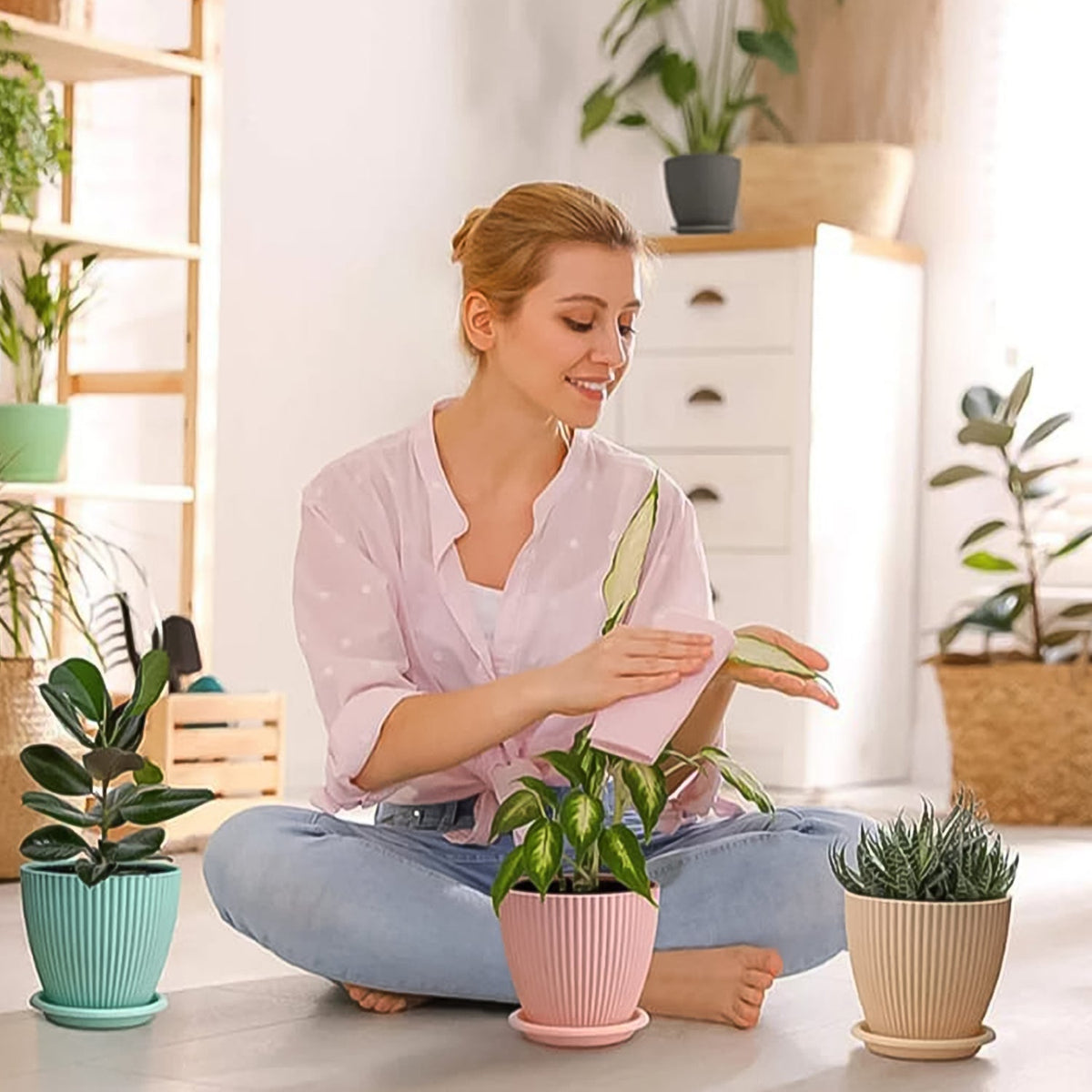 Plastic Flower Pot set – 5 Durable Planters with Trays – detail view