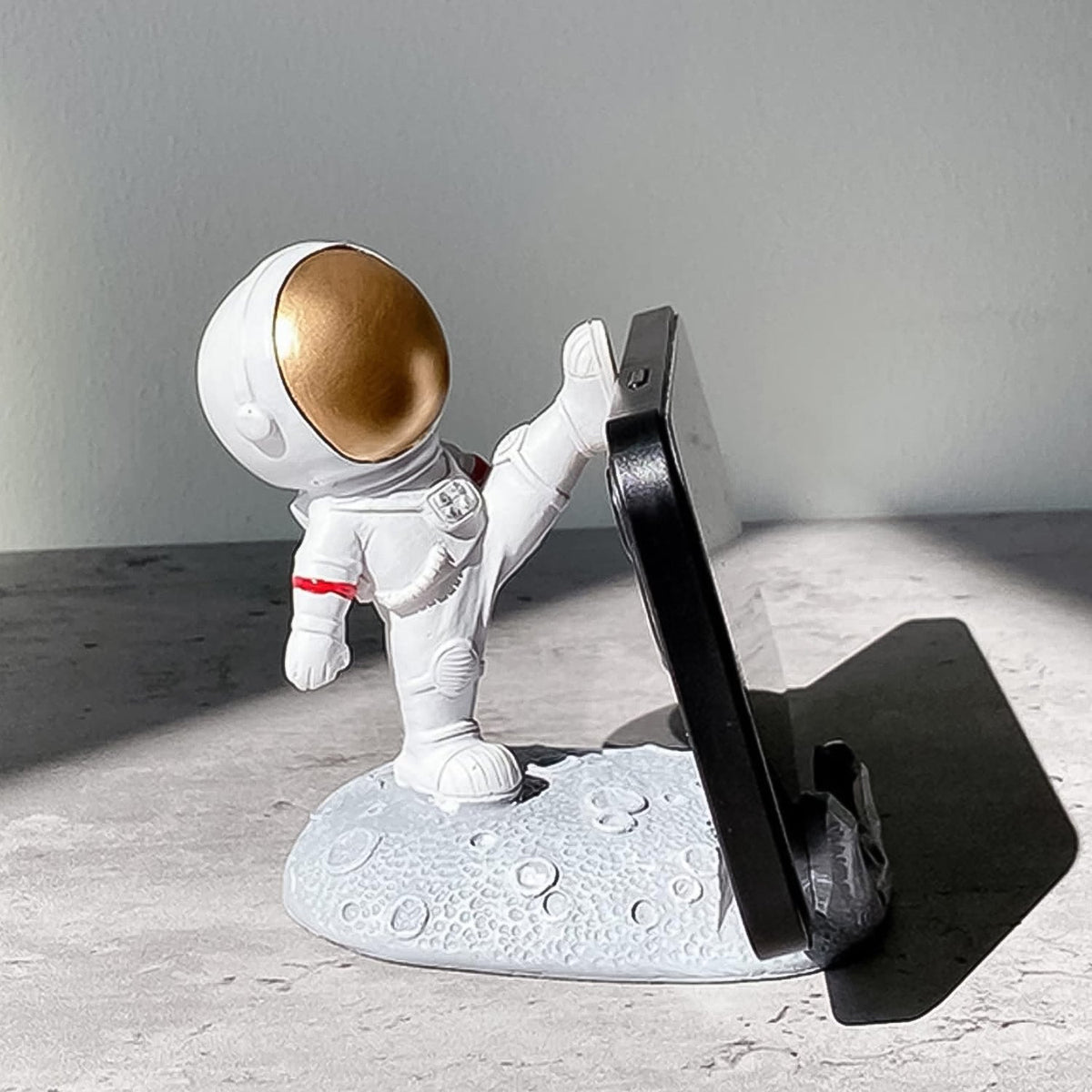 Astronaut Phone Holder – 3D Spaceman Design, Resin – detail view