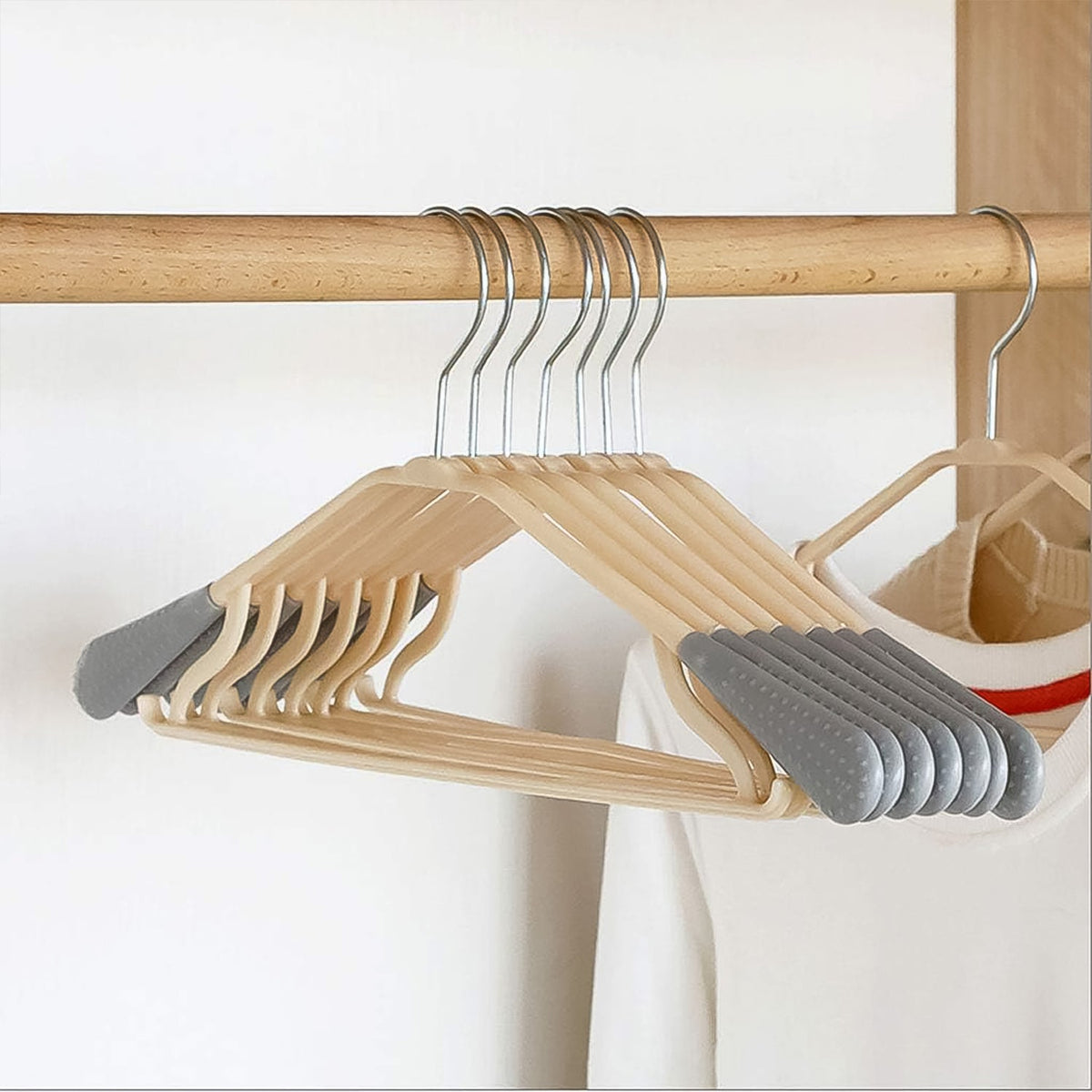 Space-Saving Cloth Hanger – Durable PP & Steel Hook – close-up