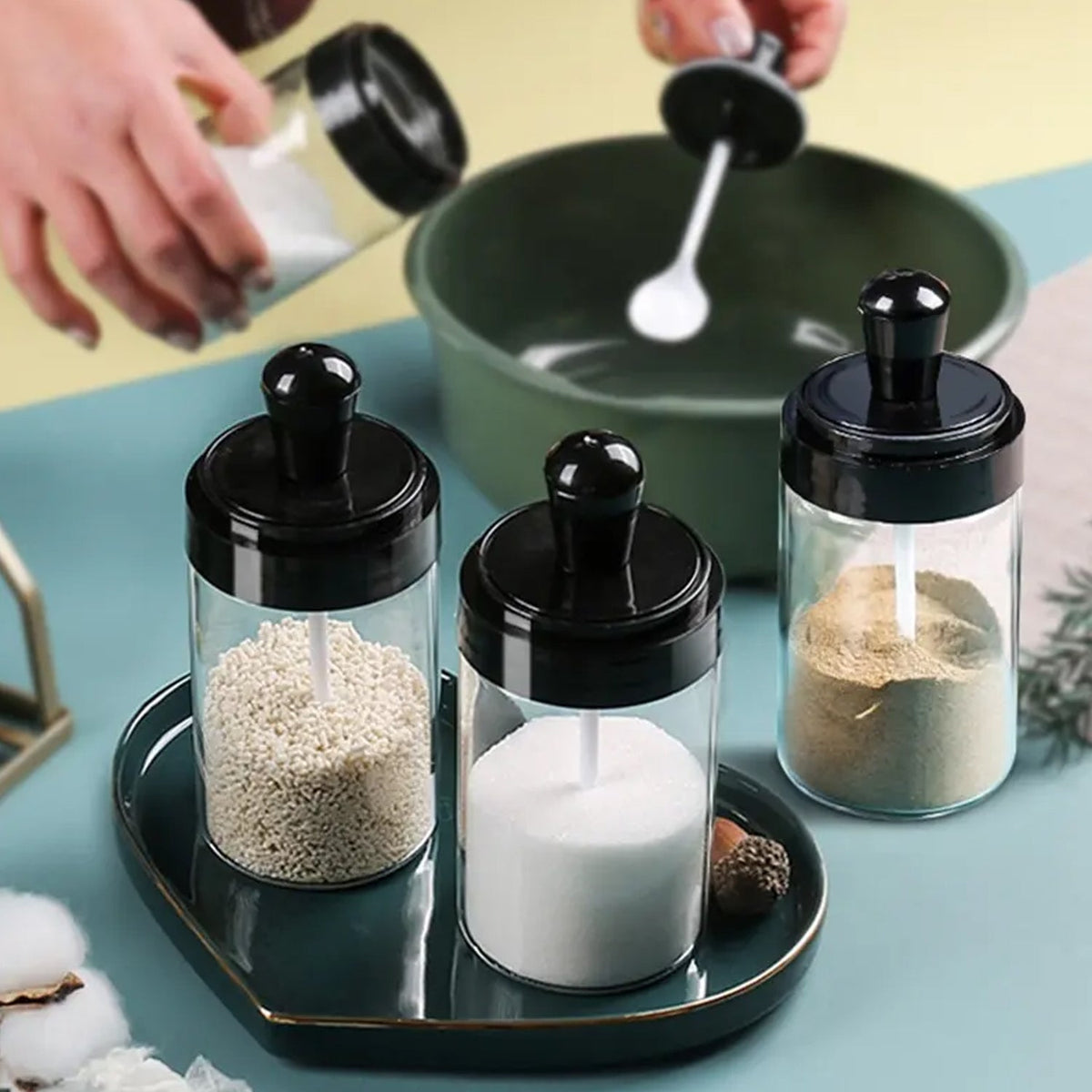 Glass Spice Jar – Attached Spoon & Leakproof Lid – detail view
