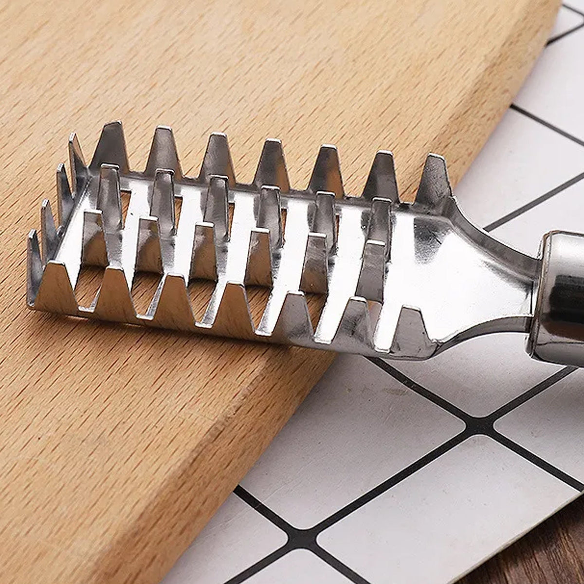 Fish Scale Remover – Sawtooth Stainless Steel Scraper – detail view