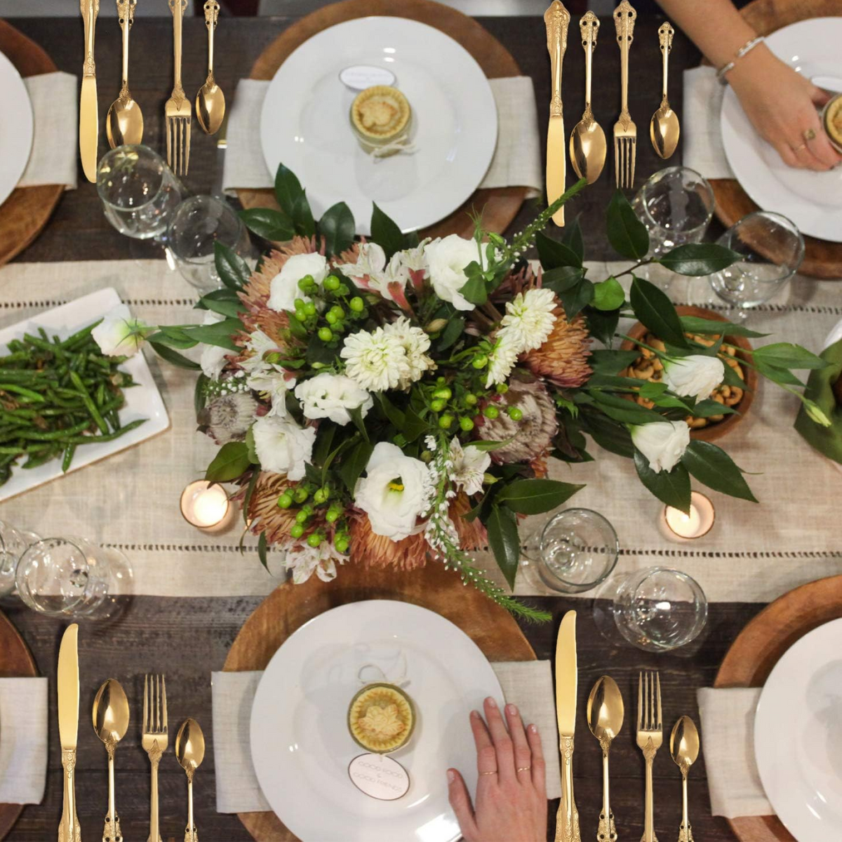 Golden Cutlery set – 24-Pc with Oval Stand – detail view