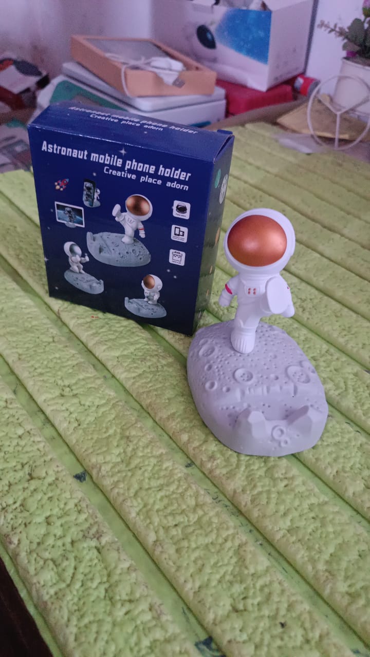Astronaut Phone Holder – 3D Spaceman Design, Resin – view 8