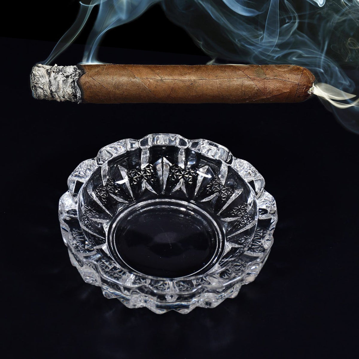 Crystal Glass Ashtray – Round Cigar & Cigarette – close-up