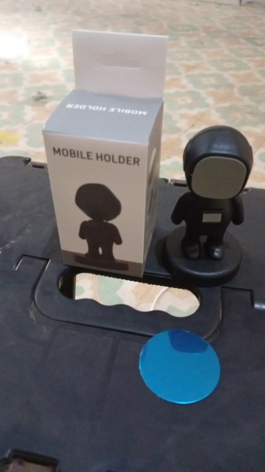 Cartoon Astronaut Magnetic Phone Holder – 360° Rotating Car – view 7