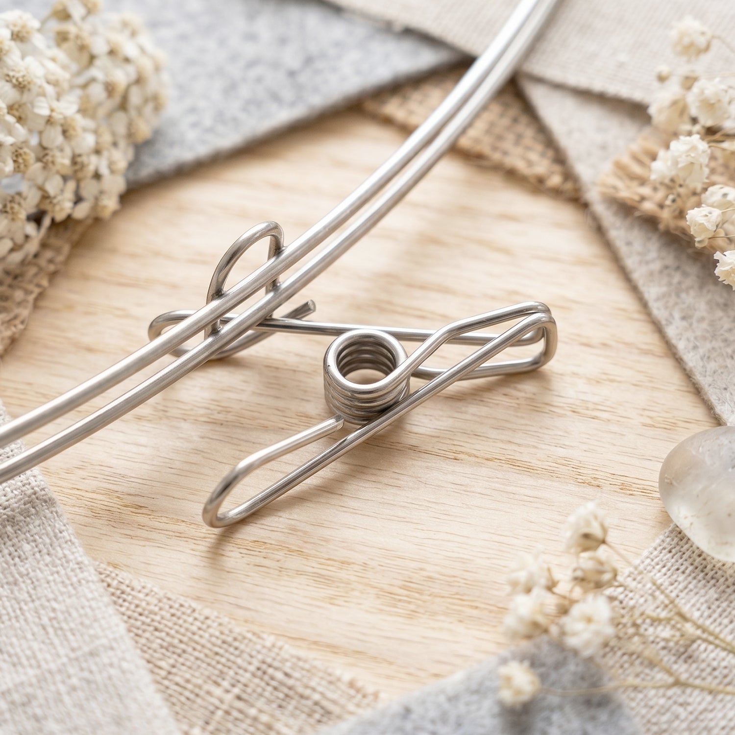 Round clip hanger for drying laundry, ideal for small garments