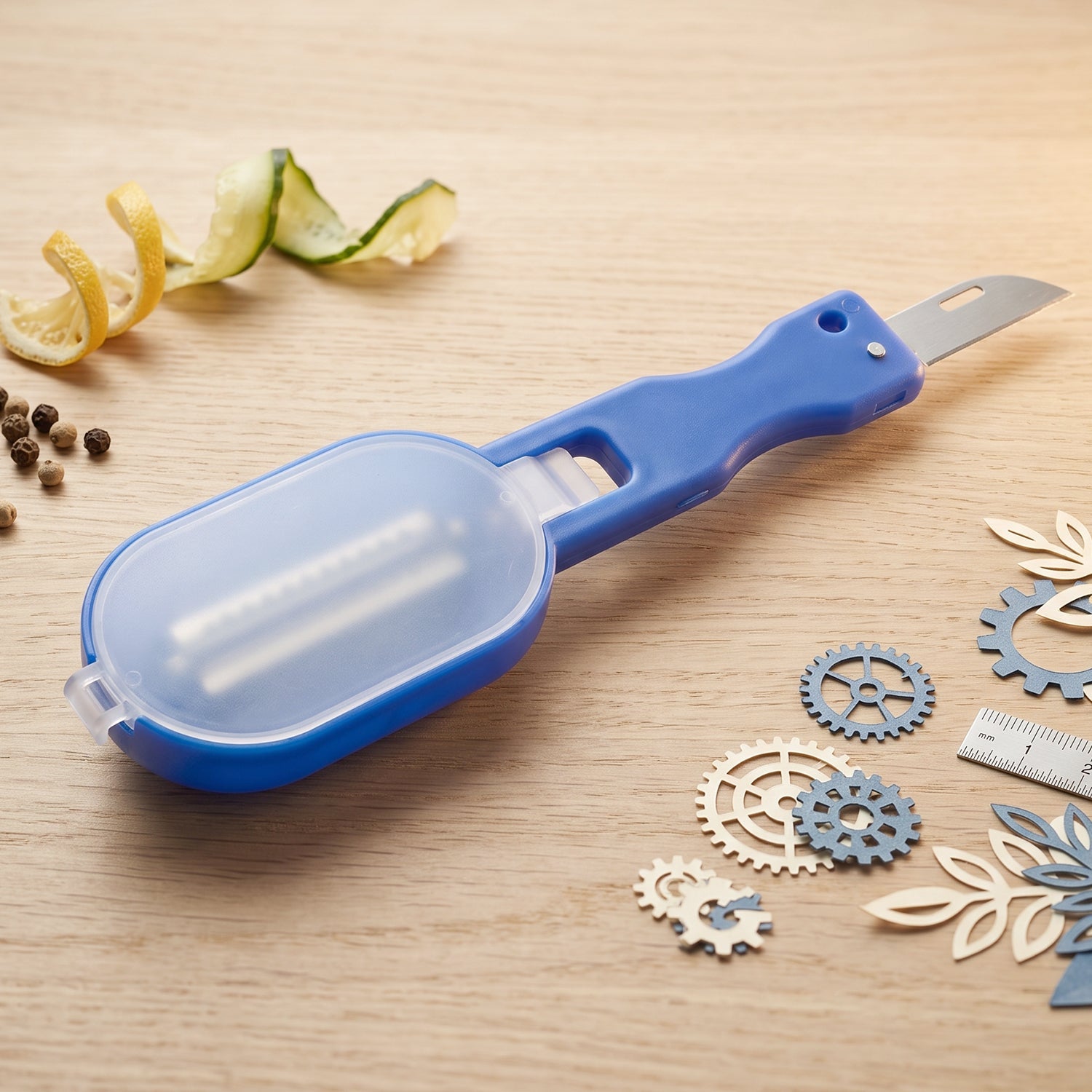 Handheld fish skin cleaner with cover for easy scale removal