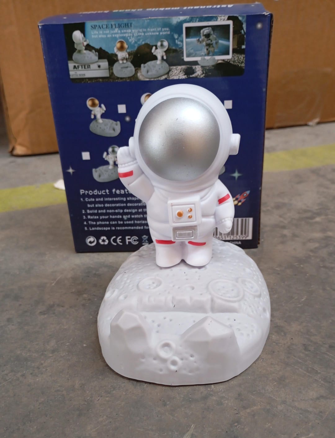 Astronaut Phone Holder – 3D Spaceman Design, Resin – view 10